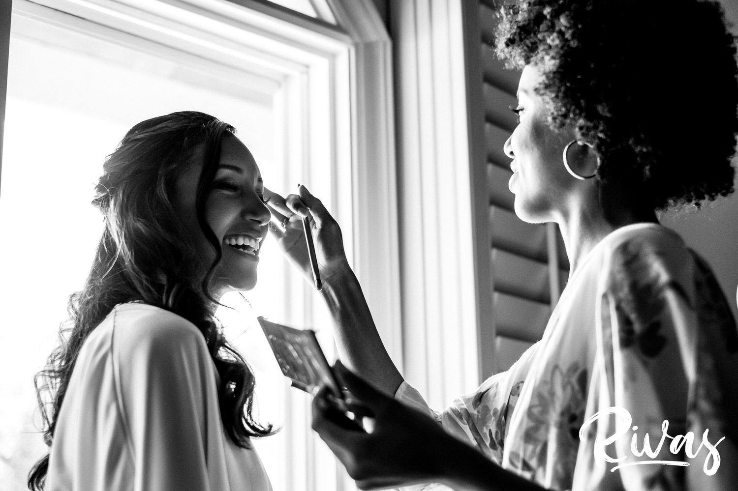Saddlerock Ranch Summer Wedding | Destination Wedding Photographers | Rivas | A candid image of a bride's sister touching up her make-up on the morning of her wedding. 
